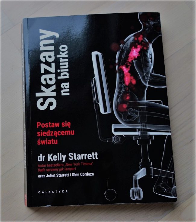 kelly_starret_skazany_na_biurko_1